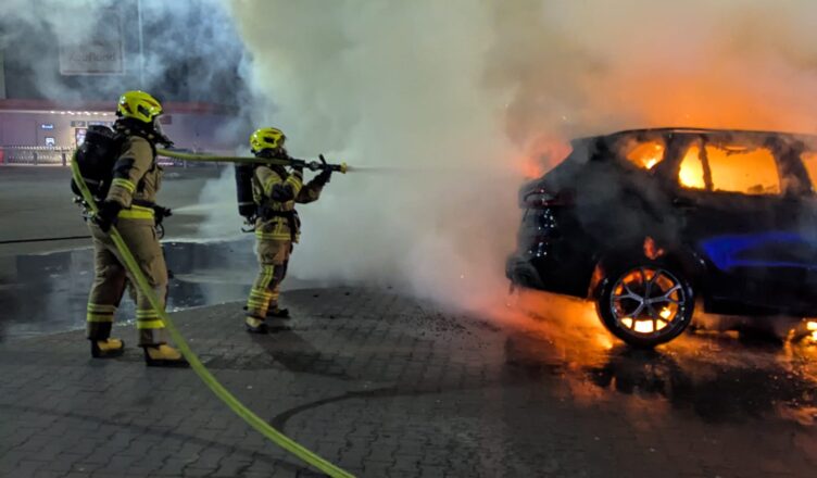 Nocny dramat na parkingu w Nowym Dworze Mazowieckim. Dwa samochody stanęły w płomieniach