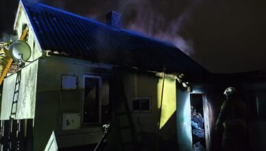 Tragiczny pożar w Łomnej. Ogień pochłonął dom jednorodzinny, dwie osoby nie żyją