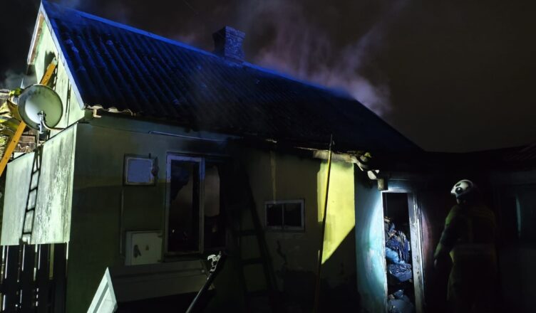 Tragiczny pożar w Łomnej. Ogień pochłonął dom jednorodzinny, dwie osoby nie żyją