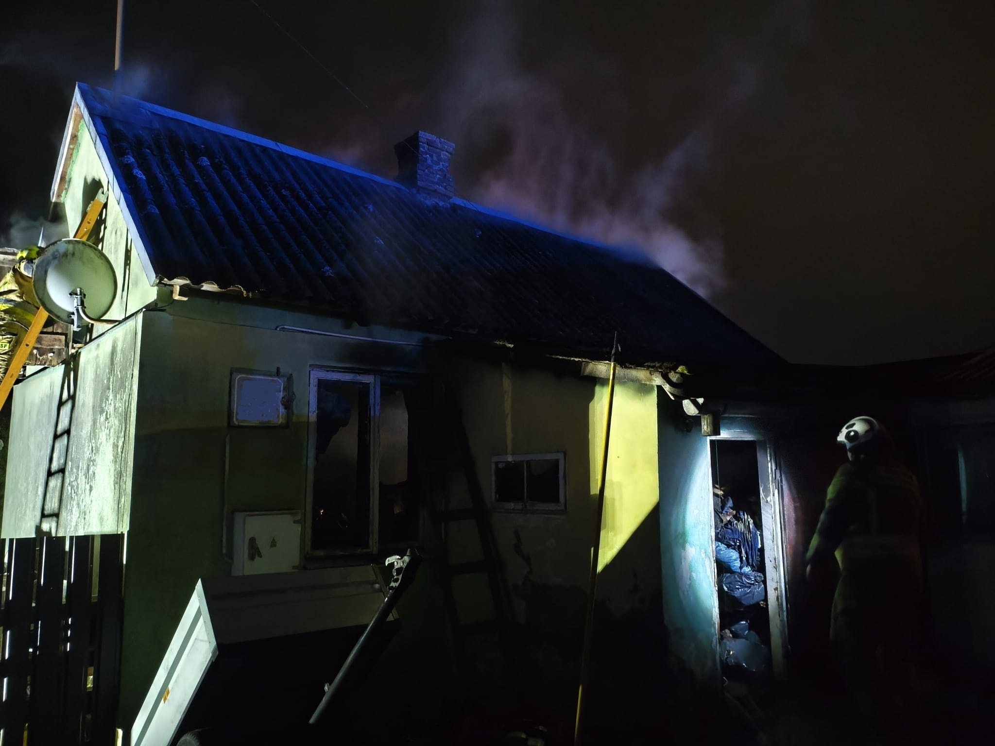 Tragiczny pożar w Łomnej. Ogień pochłonął dom jednorodzinny, dwie osoby nie żyją