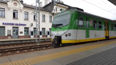 33 EZT EN57AKM jadą na naprawę rewizyjną