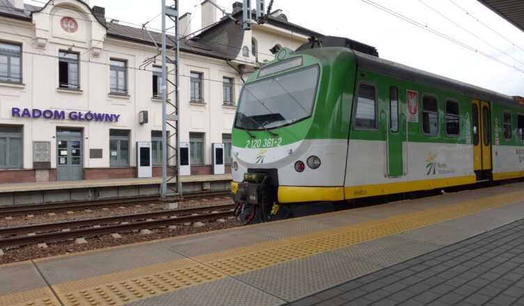 33 EZT EN57AKM jadą na naprawę rewizyjną