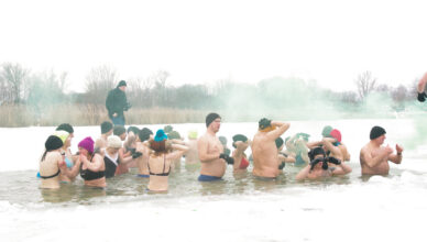 Lodowata woda, gorące serca. Charytatywne morsowanie dla Pani Ani na Glinkach
