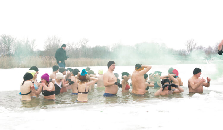 Lodowata woda, gorące serca. Charytatywne morsowanie dla Pani Ani na Glinkach