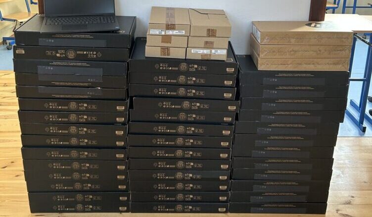 Sprzęt informatyczny z KPO trafił do szkół w Gminie Jadów