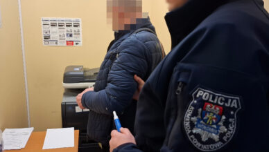 Blisko 2 promile i uderzenie w drzewo. Policyjna interwencja na ul. Geodetów