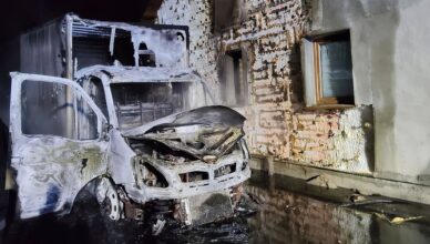 Noc grozy w miejscowości Pasek. Ogień strawił samochód i elewację budynku mieszkalnego