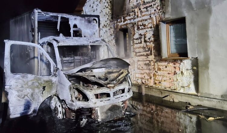 Noc grozy w miejscowości Pasek. Ogień strawił samochód i elewację budynku mieszkalnego