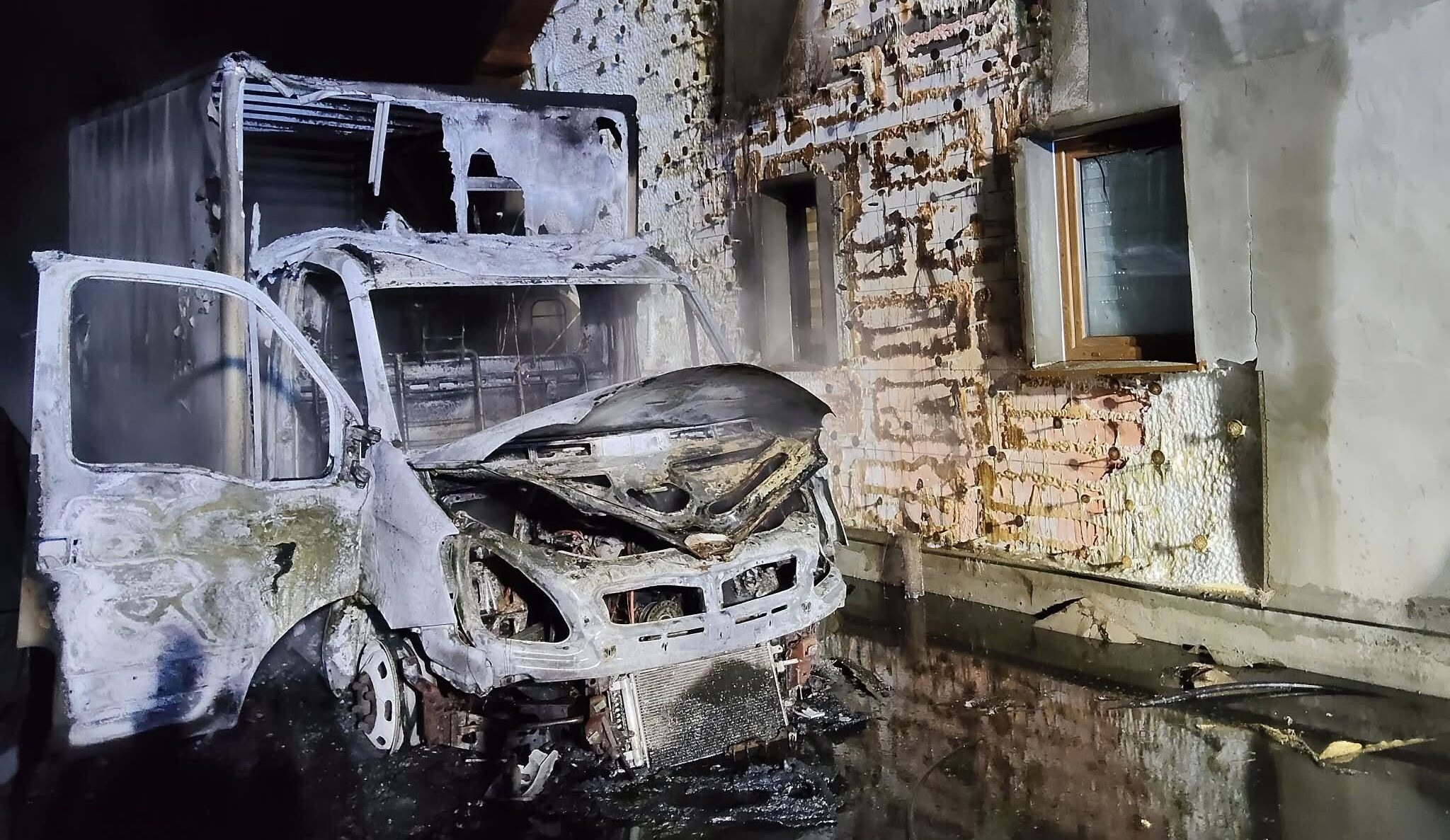 Noc grozy w miejscowości Pasek. Ogień strawił samochód i elewację budynku mieszkalnego