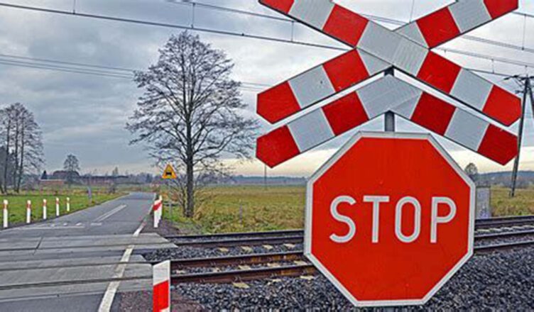 Nie zatrzymali się przed znakiem STOP na przejazdach kolejowych - niebezpieczne zachowania kierowców