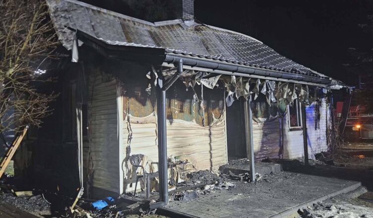 Nocna walka z żywiołem w Szewnicy. Dom w ogniu.