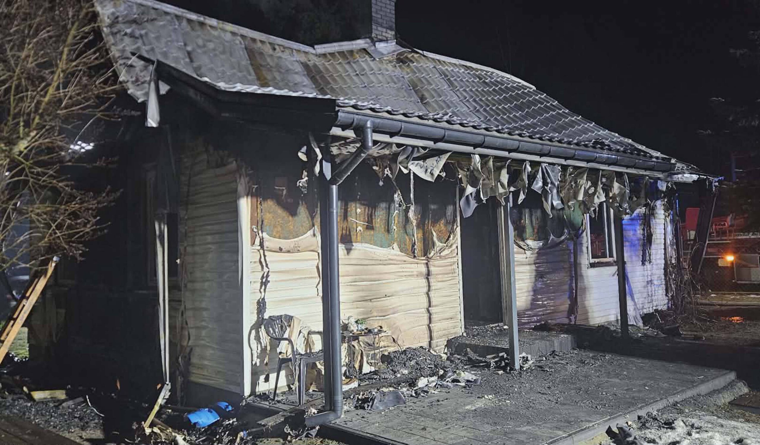 Nocna walka z żywiołem w Szewnicy. Dom w ogniu.