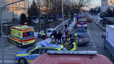 Wołomin: dramatyczne zderzenie trzech aut. Ulica zamieniła się w miejsce akcji ratunkowej