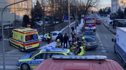 Wołomin: dramatyczne zderzenie trzech aut. Ulica zamieniła się w miejsce akcji ratunkowej