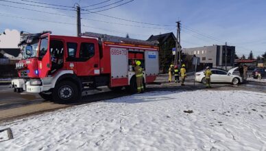 Poranne zderzenie w Ząbkach. Uszkodzone auta, interwencja służb.