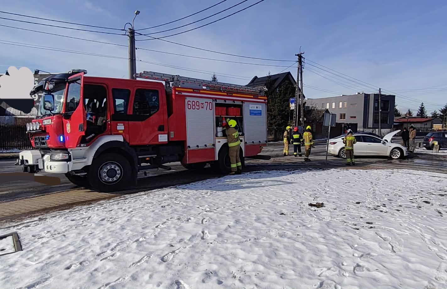 Poranne zderzenie w Ząbkach. Uszkodzone auta, interwencja służb.