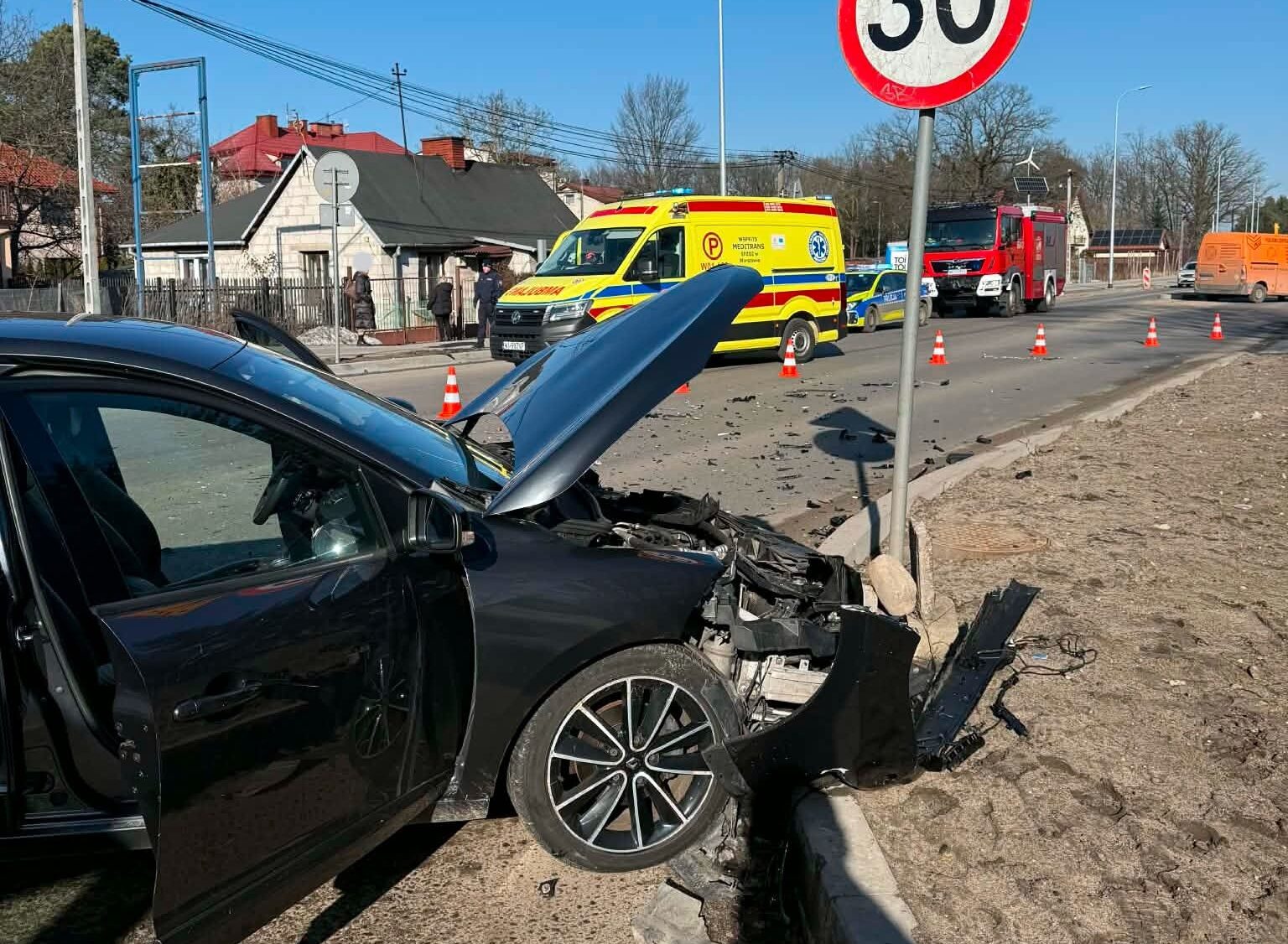 Rozbite samochody i utrudnienia w ruchu. Interwencja służb w Zielonce.