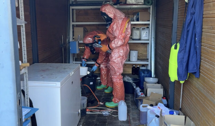 Stołeczni policjanci zlikwidowali laboratorium do produkcji narkotyków. Zabezpieczono 90kg środków psychoaktywnych. Dwóch obywateli Ukrainy usłyszało zarzuty