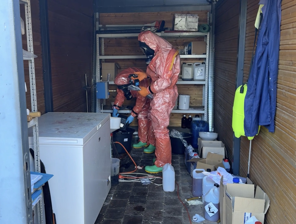 Stołeczni policjanci zlikwidowali laboratorium do produkcji narkotyków. Zabezpieczono 90kg środków psychoaktywnych. Dwóch obywateli Ukrainy usłyszało zarzuty