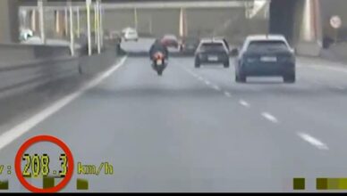 Rażące przekroczenie prędkości na trasie S8 – motocyklista zatrzymany przez policjantów drogówki [wideo]