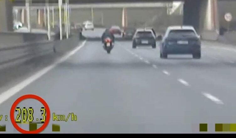 Rażące przekroczenie prędkości na trasie S8 – motocyklista zatrzymany przez policjantów drogówki [wideo]