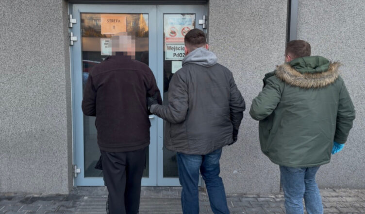 Policjanci zatrzymali mężczyznę, który znęcał się na psem