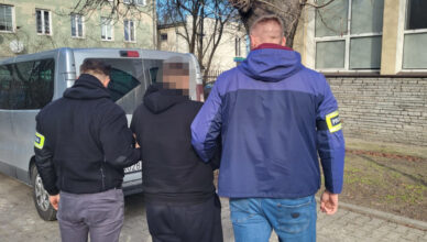 Rozbierali kradzione samochody na części. Wpadli podczas policyjnej akcji