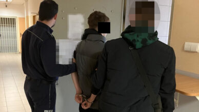 Policjanci zatrzymali 15-latka i dwóch 17-latków podejrzanych o oszustwa na policjanta