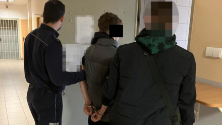 Policjanci zatrzymali 15-latka i dwóch 17-latków podejrzanych o oszustwa na policjanta