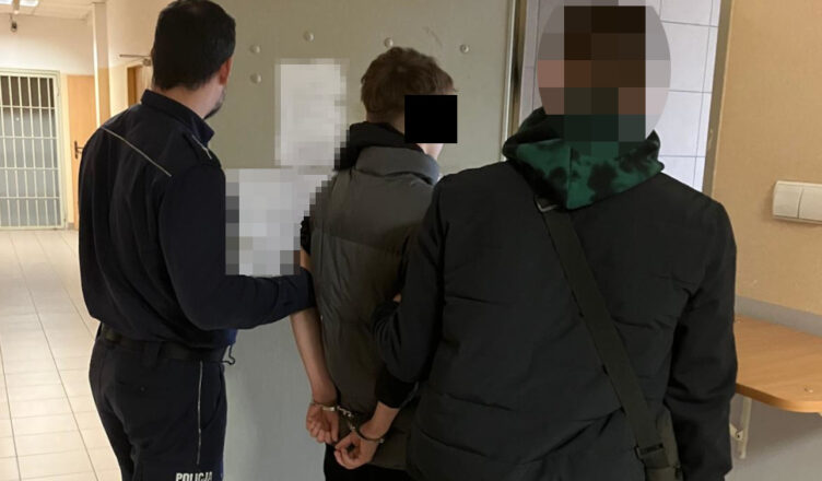 Policjanci zatrzymali 15-latka i dwóch 17-latków podejrzanych o oszustwa na policjanta