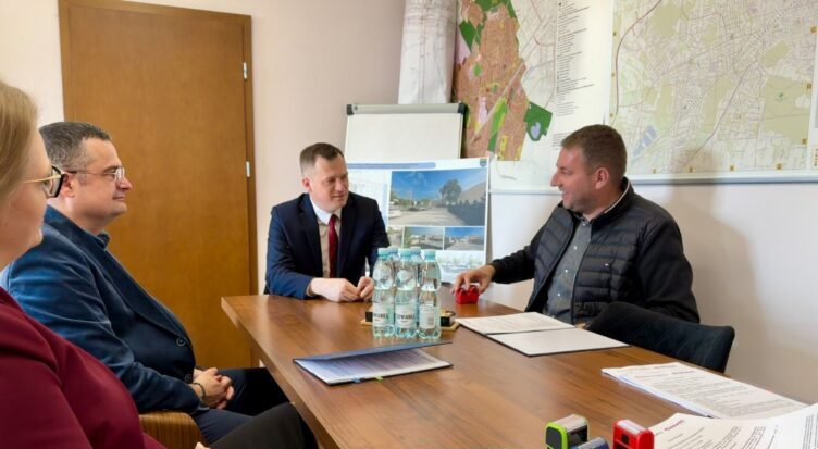 Umowa podpisana. Przy ul. Przyjacielskiej w Kobyłce powstanie boisko wielofunkcyjne