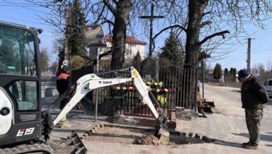 Kobyłka - Prace badawczo-poszukiwawcze przy kapliczce