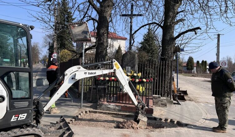 Kobyłka - Prace badawczo-poszukiwawcze przy kapliczce