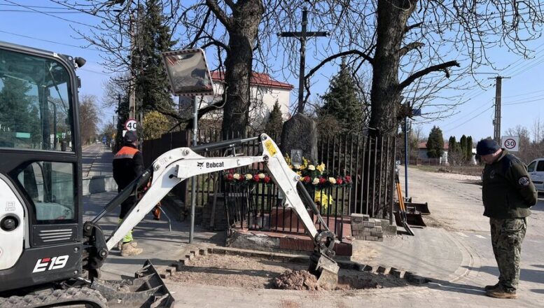 Kobyłka - Prace badawczo-poszukiwawcze przy kapliczce