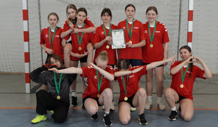 Klembów - SP Dobczyn wygrywa turniej piłki halowej dziewcząt