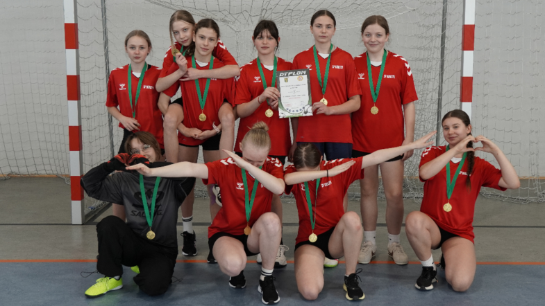 Klembów - SP Dobczyn wygrywa turniej piłki halowej dziewcząt