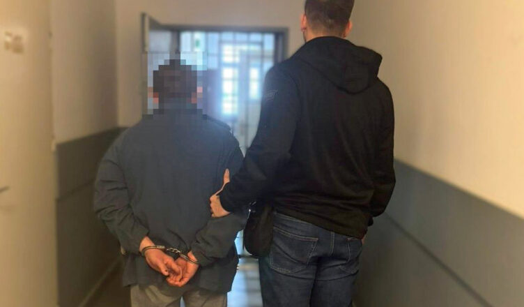 Zaatakował policjantów piłą spalinową. 52-latek tymczasowo aresztowany