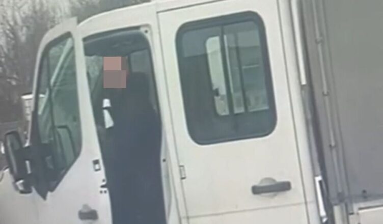 Podczas cofania uszkodził Citroena Jumper i odjechał - nie wiedział, że w pobliskim paczkomacie jest kamera [wideo]