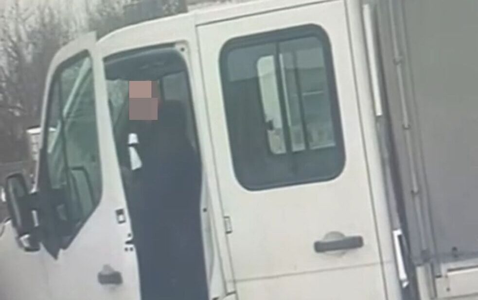 Podczas cofania uszkodził Citroena Jumper i odjechał - nie wiedział, że w pobliskim paczkomacie jest kamera [wideo]