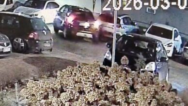 Uszkodzenie zaparkowanego pojazdu i ucieczka z miejsca zdarzenia - policjanci szukają świadków - wideo