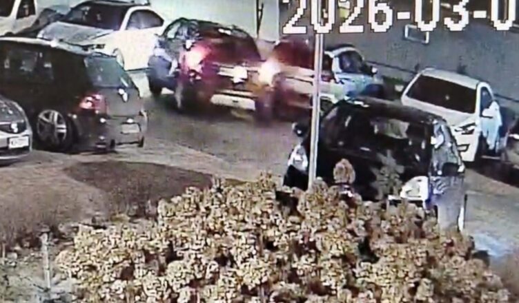 Uszkodzenie zaparkowanego pojazdu i ucieczka z miejsca zdarzenia - policjanci szukają świadków - wideo