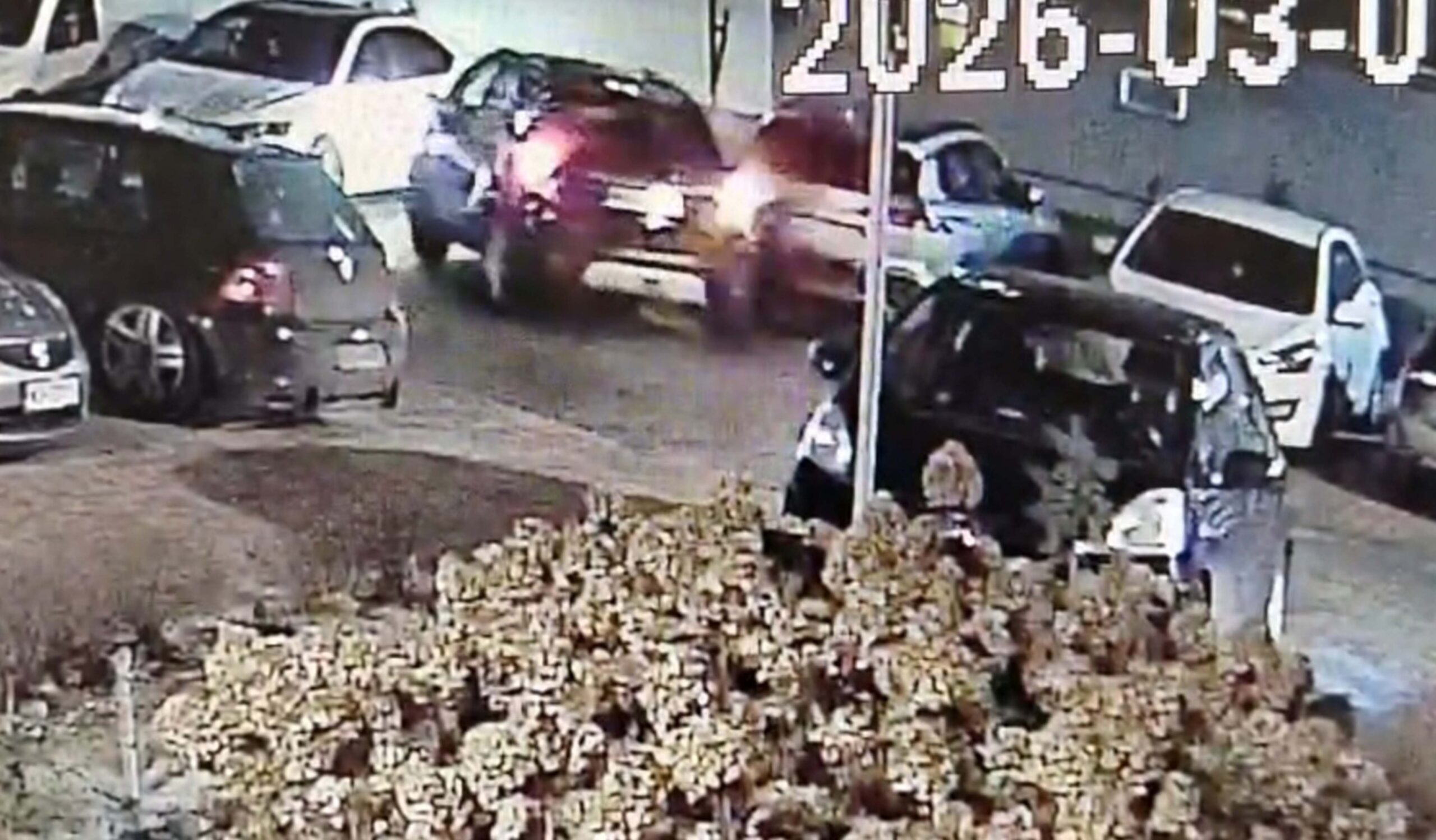 Uszkodzenie zaparkowanego pojazdu i ucieczka z miejsca zdarzenia - policjanci szukają świadków - wideo