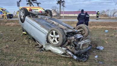 Dachowanie pojazdu w Siemieniu. Dwie osoby trafiły do szpitala.