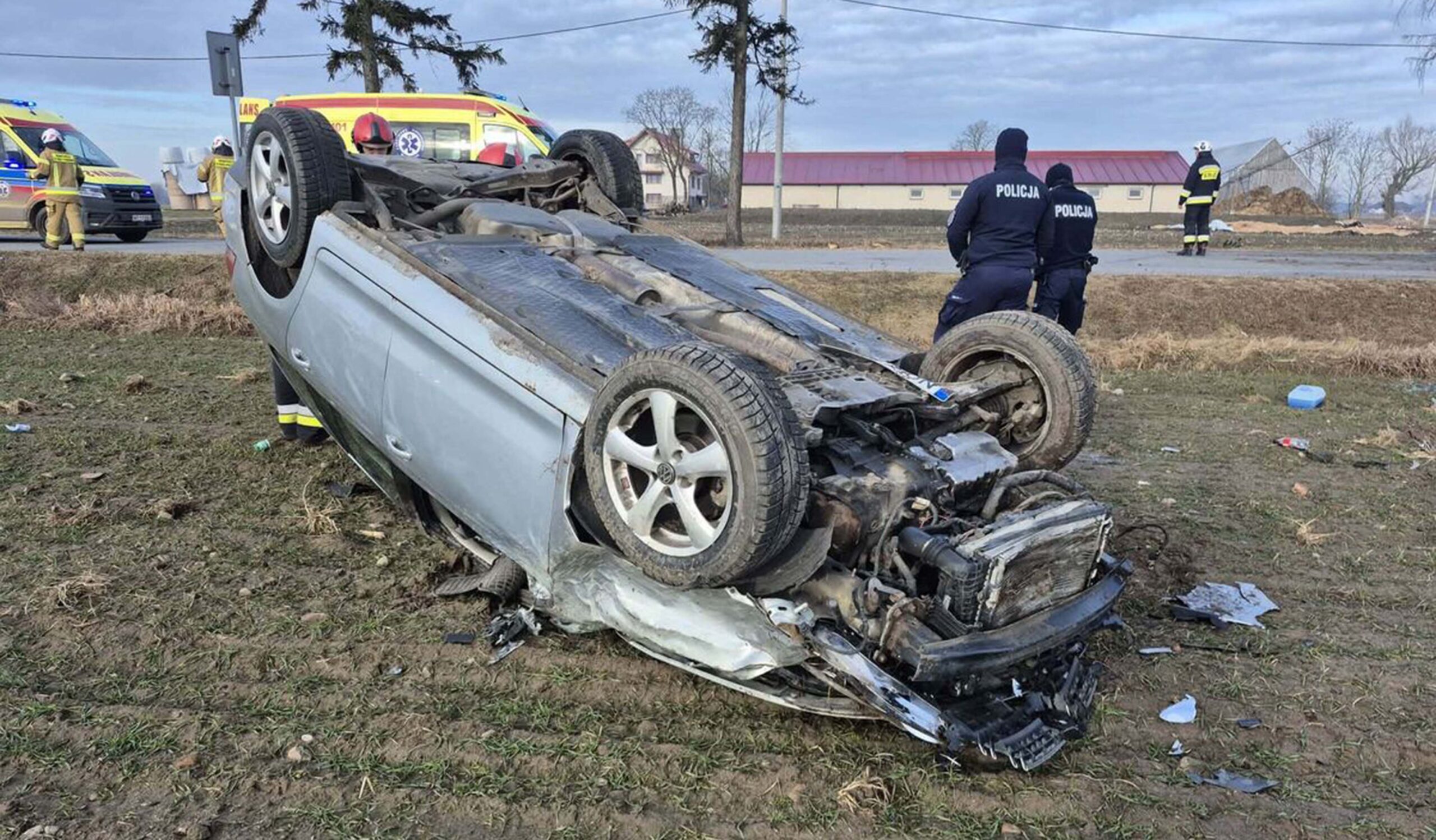 Dachowanie pojazdu w Siemieniu. Dwie osoby trafiły do szpitala.