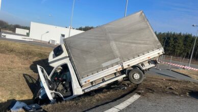 Dostawczak w rowie na DK60 w Legardzie