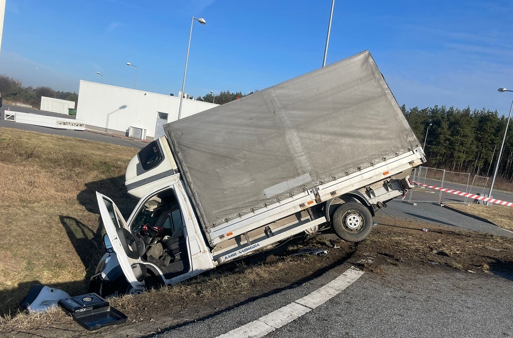 Dostawczak w rowie na DK60 w Legardzie