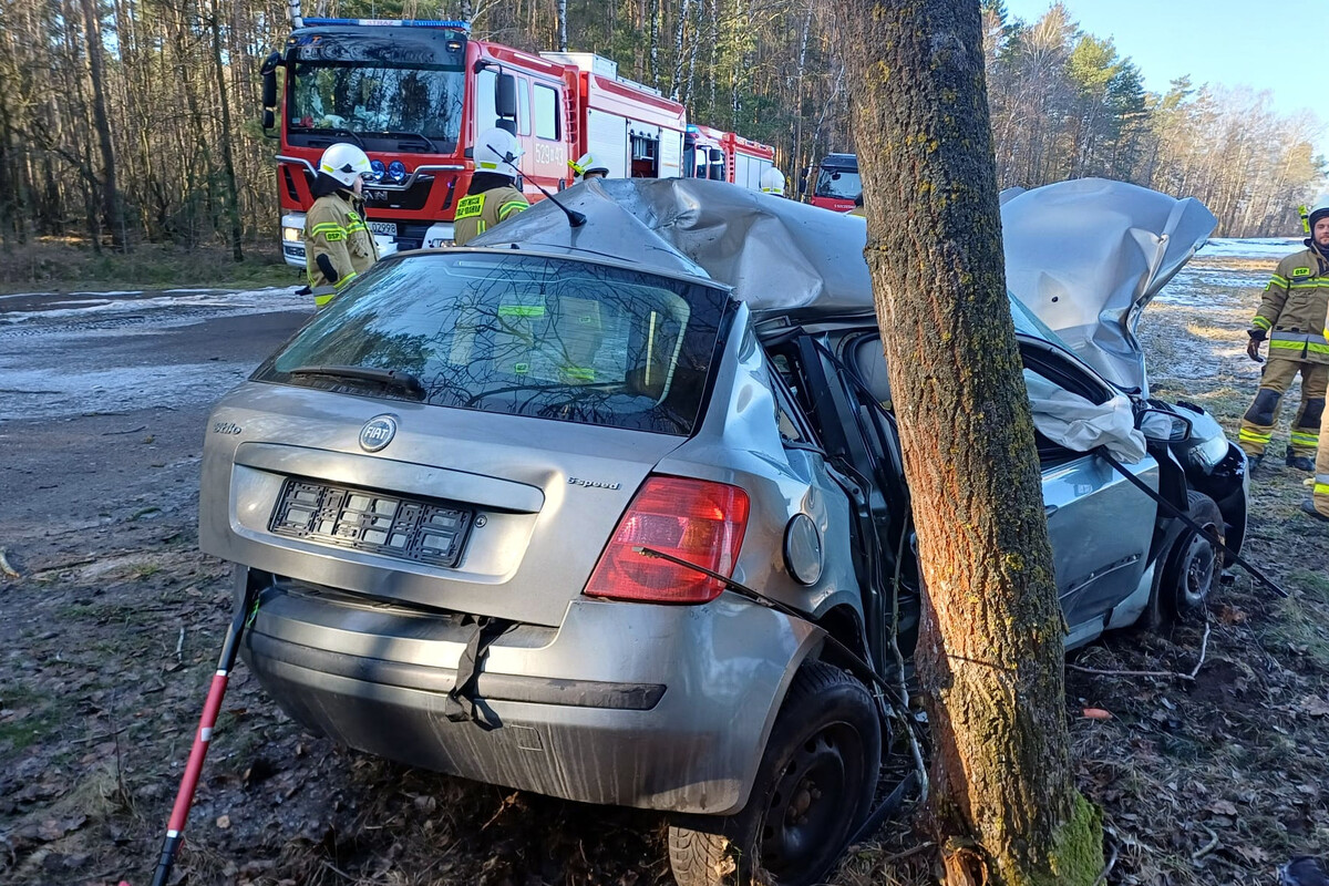 Osobówka wypadła z drogi i uderzyła w drzewo. Ranna kierująca przetransportowana śmigłowcem do szpitala