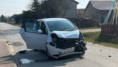 Groźna seria wypadków jednego dnia. Zderzenie aut i dramat motocyklisty – są ranni