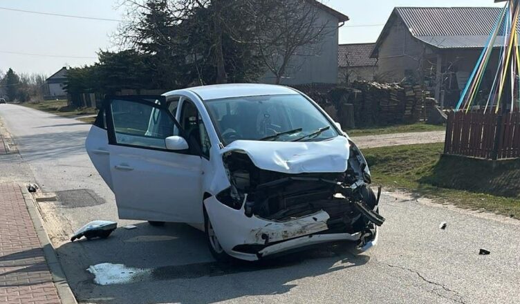 Groźna seria wypadków jednego dnia. Zderzenie aut i dramat motocyklisty – są ranni