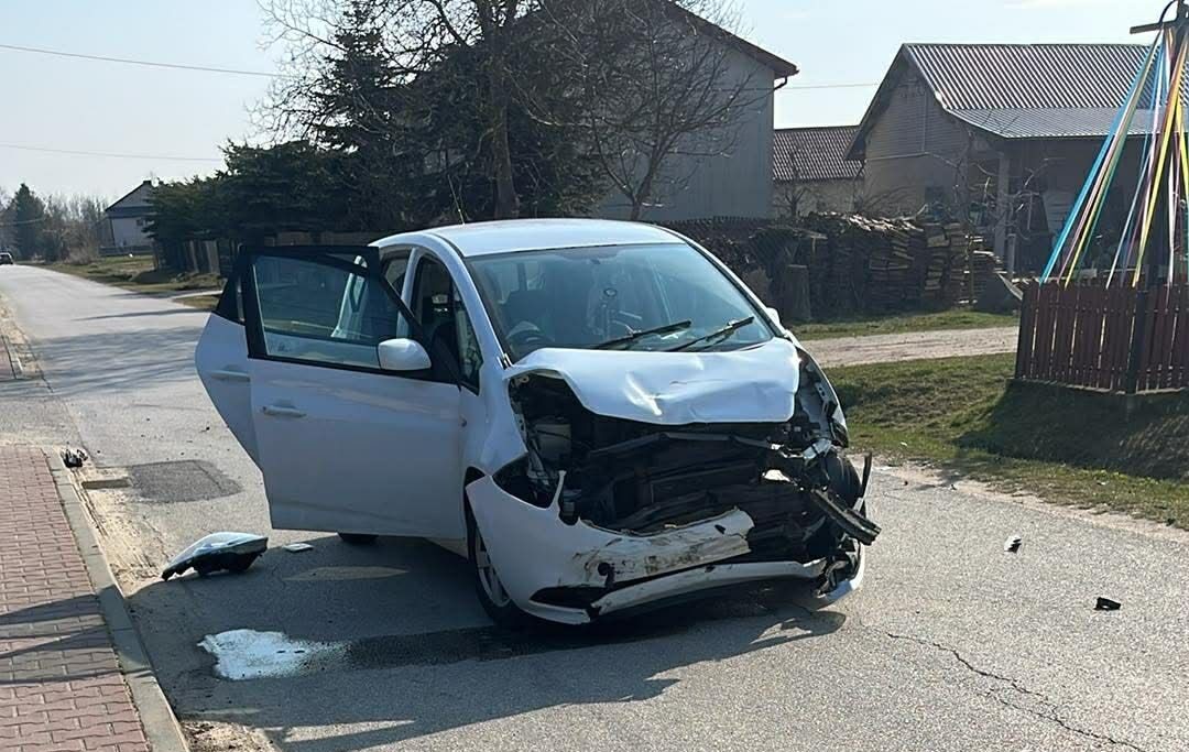 Groźna seria wypadków jednego dnia. Zderzenie aut i dramat motocyklisty – są ranni